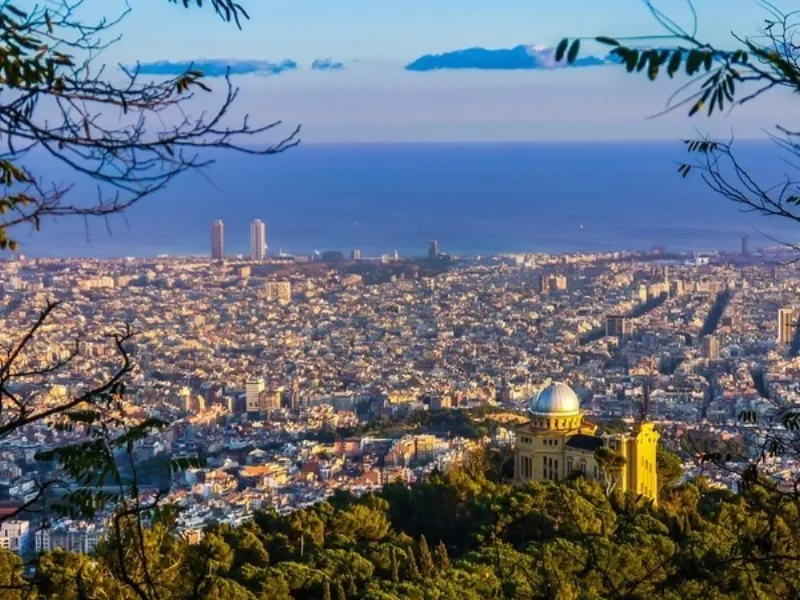 Barcelona Skyline - Hiking group exploring