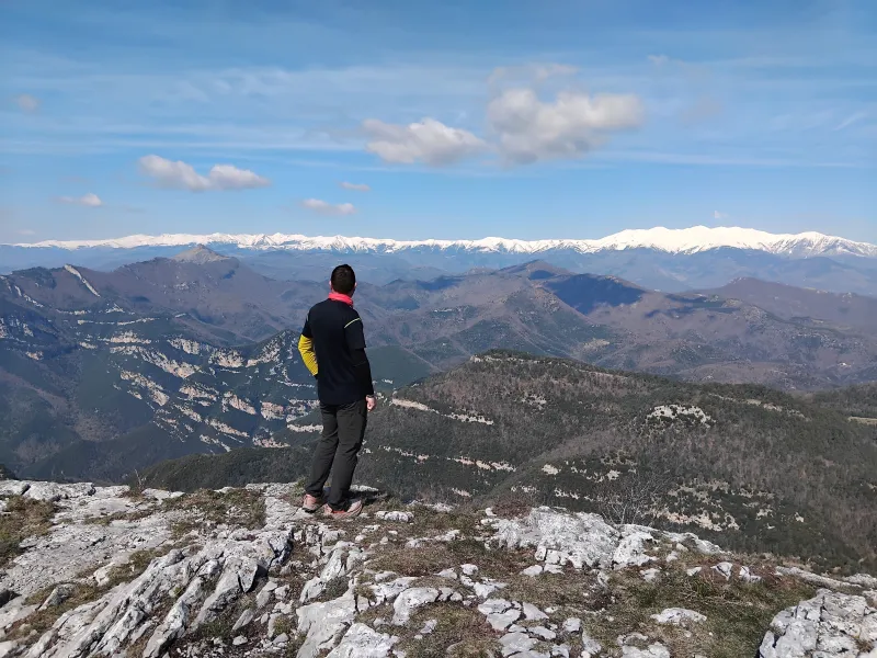 Tailor-made Pyrenees Expeditions - Hiking group exploring